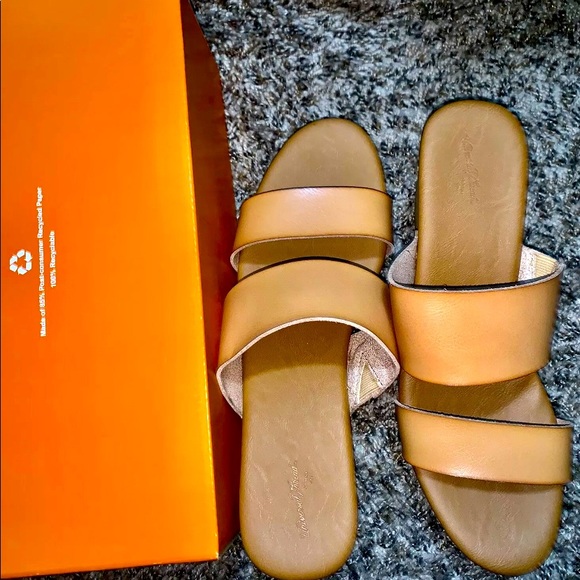 Universal Threads Good Sandals With Heel! - Picture 2 of 2